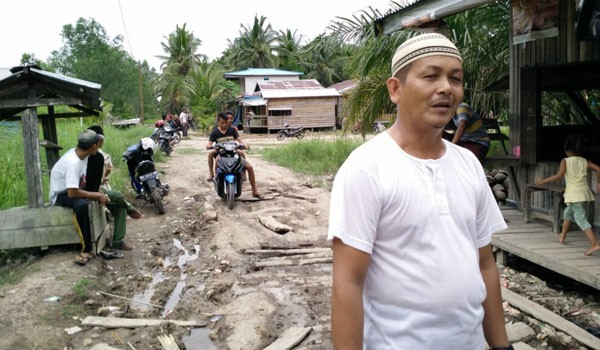 Pak RT 05 Parit Cegat Dusun Permata Indah saat menjelaskan kondisi jalan di daerahnya.      